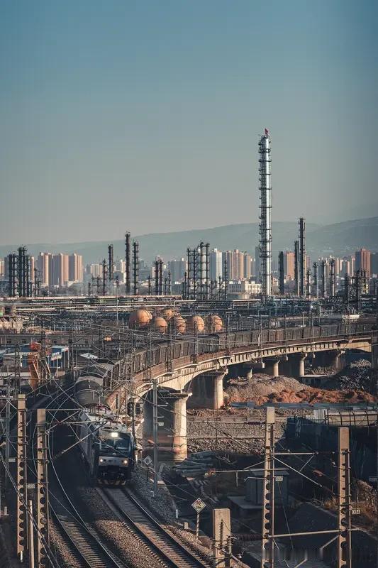 新中国石化职教发源地，兰州石化职大扎根西北炼化，甘宁青新考生三桶油首选
兰州石化