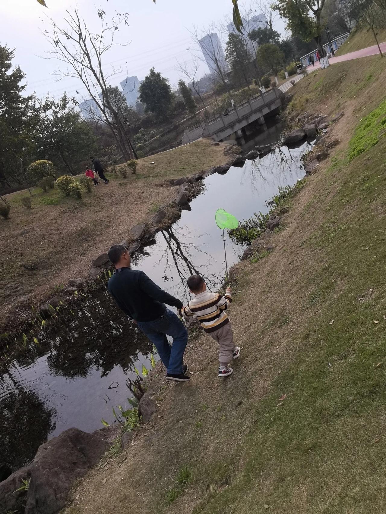 柚儿睡到11点多，醒了，和妈妈聊孙悟空。他兴冲冲聊，妈妈迷迷糊糊应。
突然，柚儿