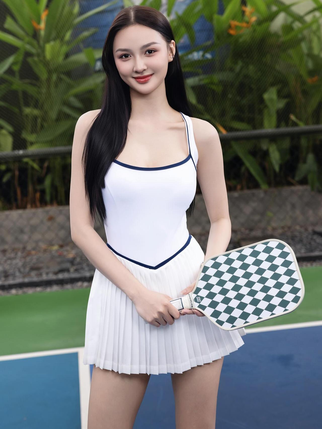 越南模特画报：她可真白啊！
INS：ngtcamly.hhqgvn24