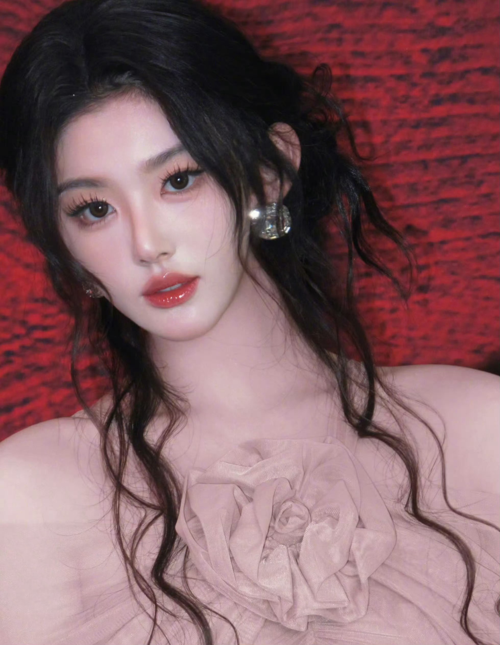 孔雪儿首次出席星光大赏孔雪儿官宣星光大赏，这是首次出席吧，期待这个孔雪儿的绝美红