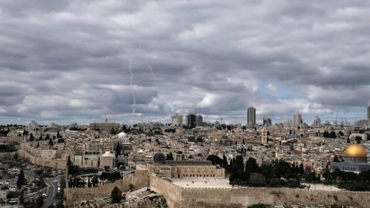 在以色列与美国联手对伊斯兰共和国发动袭击之后，伊朗军方迅速做出反应，对以色列发起