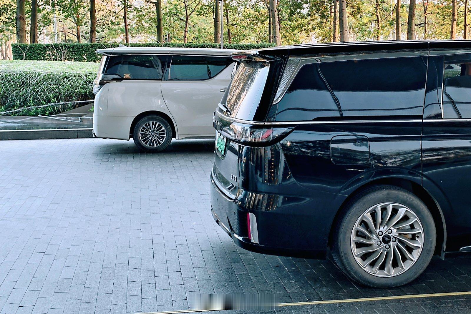 酒店门口随手拍一张MPV 广州