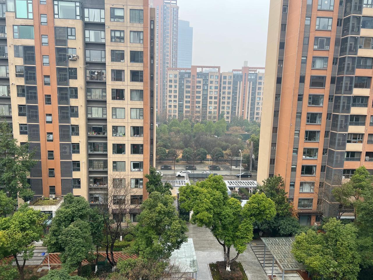 亲人之间该如何更好的相处 
总有人说，你条件优越，给家里人的钱少了。
说这话，可