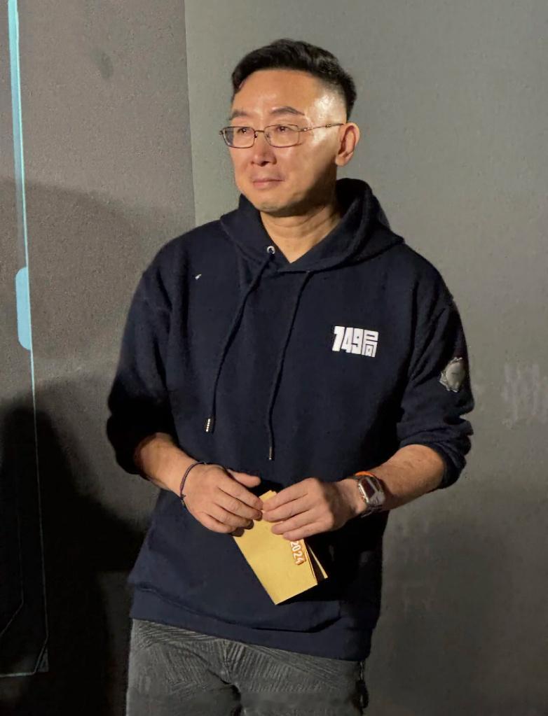 陆川导演在电影《749局》首映礼上哭了，然后其他演员也跟着哭了[允悲]，现在流行