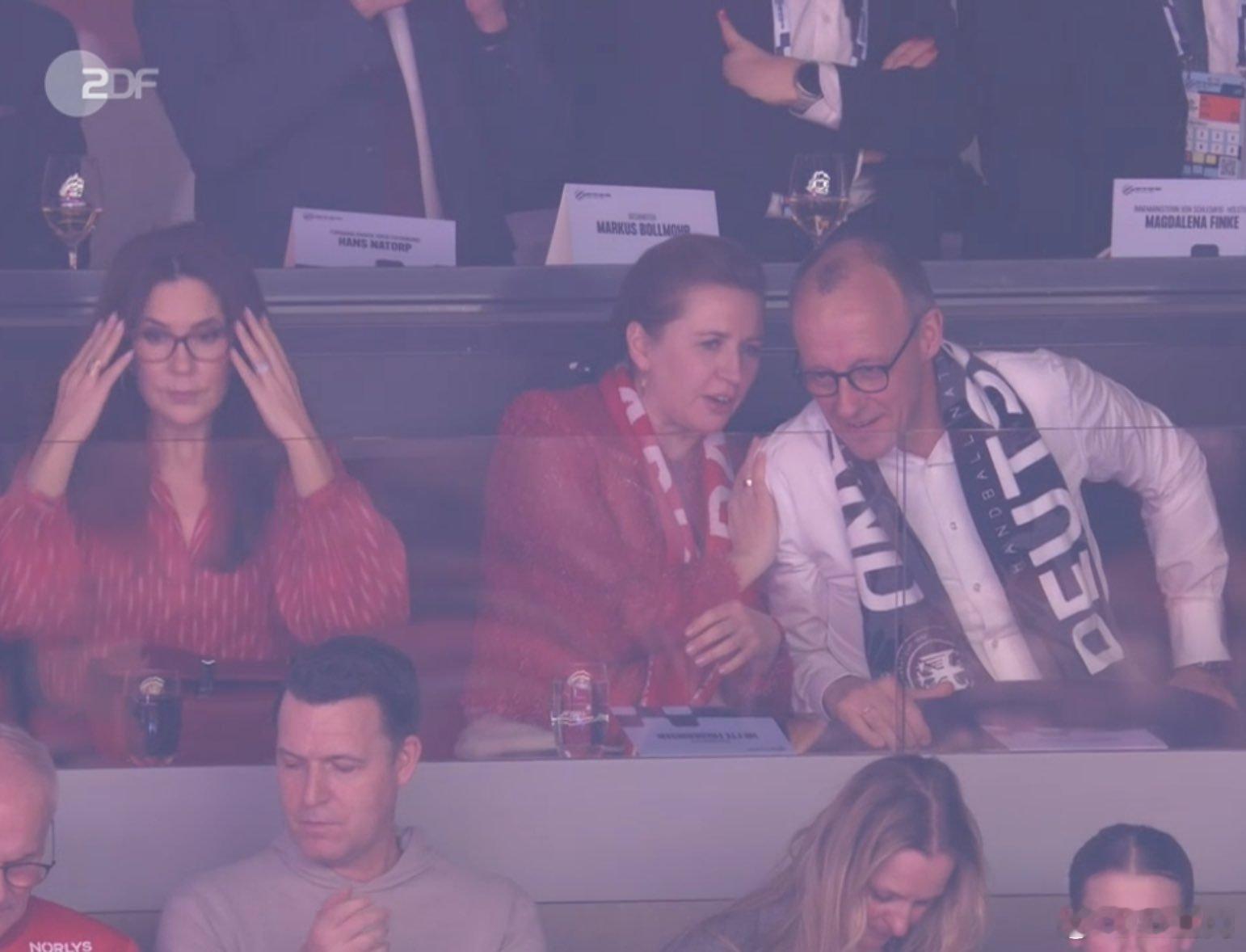 丹麦王室 🇩🇰2月1日，玛丽王后和首相梅特在海尔宁观看丹麦队和德国队的手球决