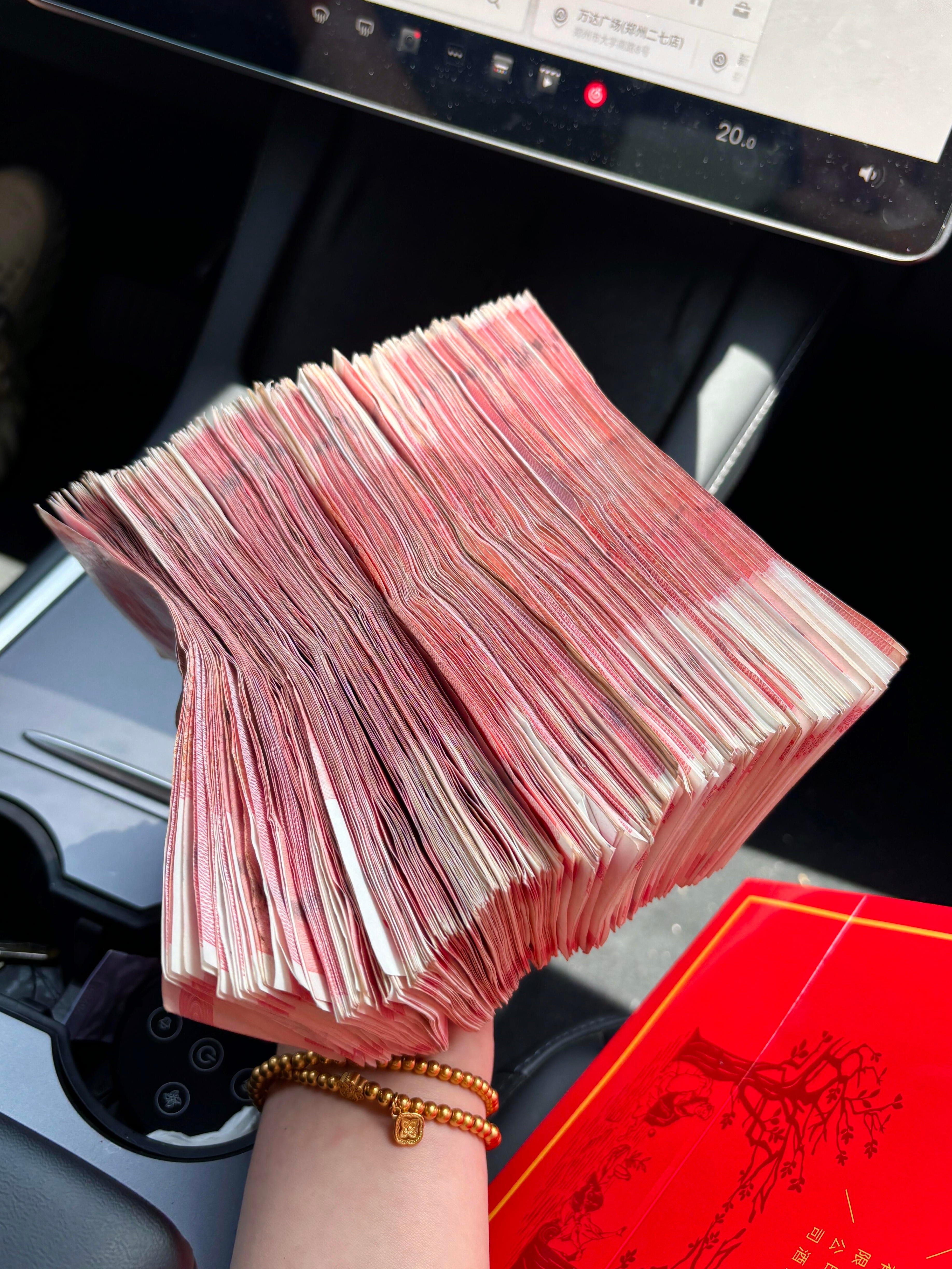 如果爱情不能让我称心如意,那就让Money为我顶天立地。 