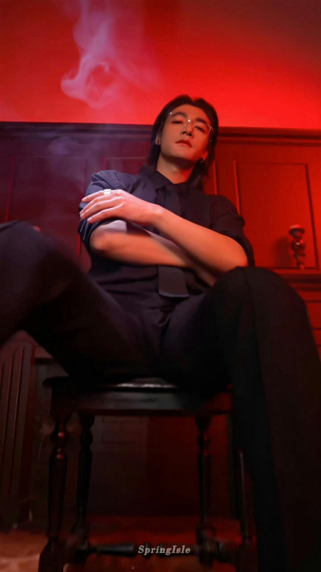此沙这是弟弟变daddy吧 被推那下他的眼神还在试探，出拳那下他的眼神已经确定了
