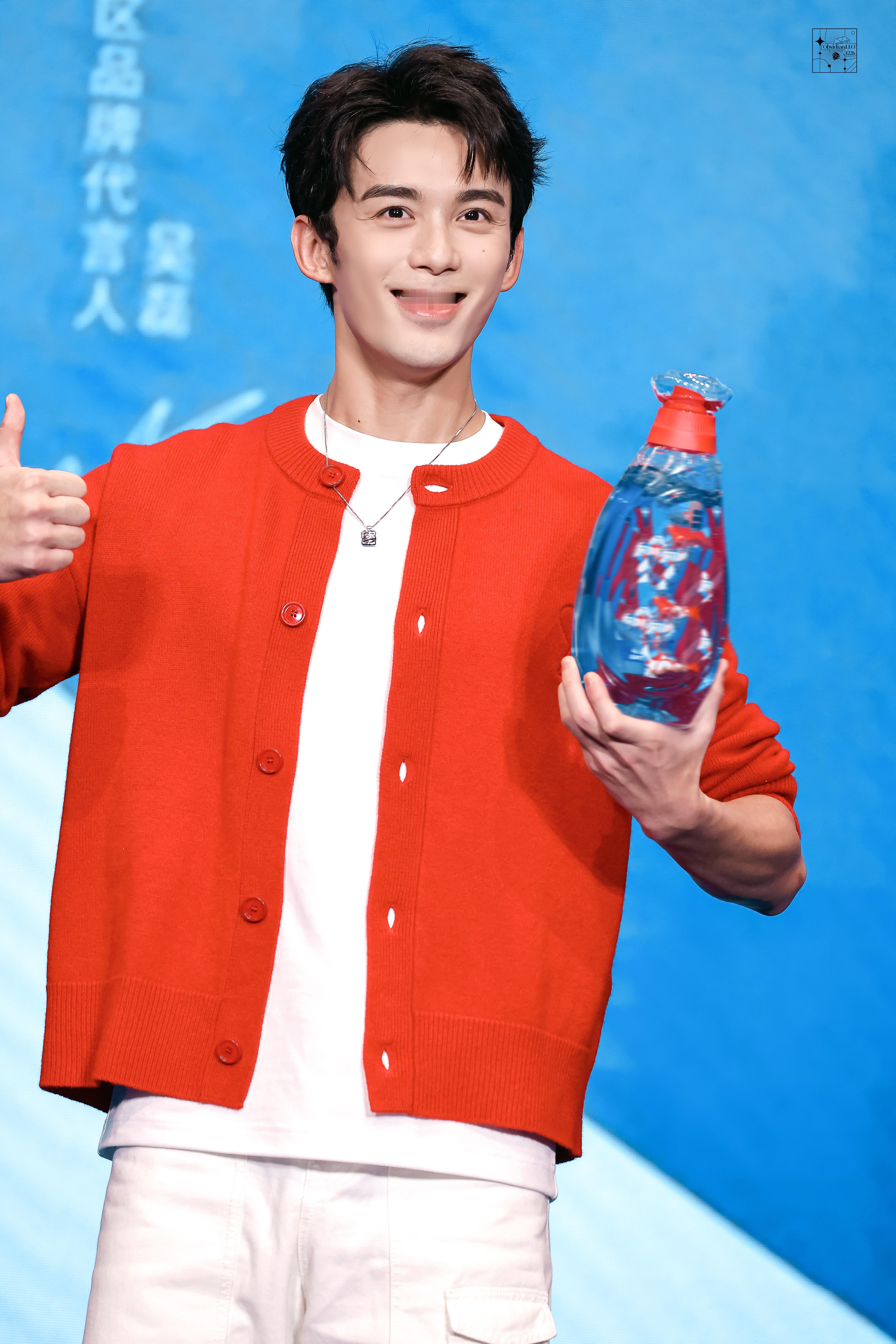 当吴磊的红色针织衫成为新型计量单位——1磊=8倍洁净力+15分钟少年感+100%