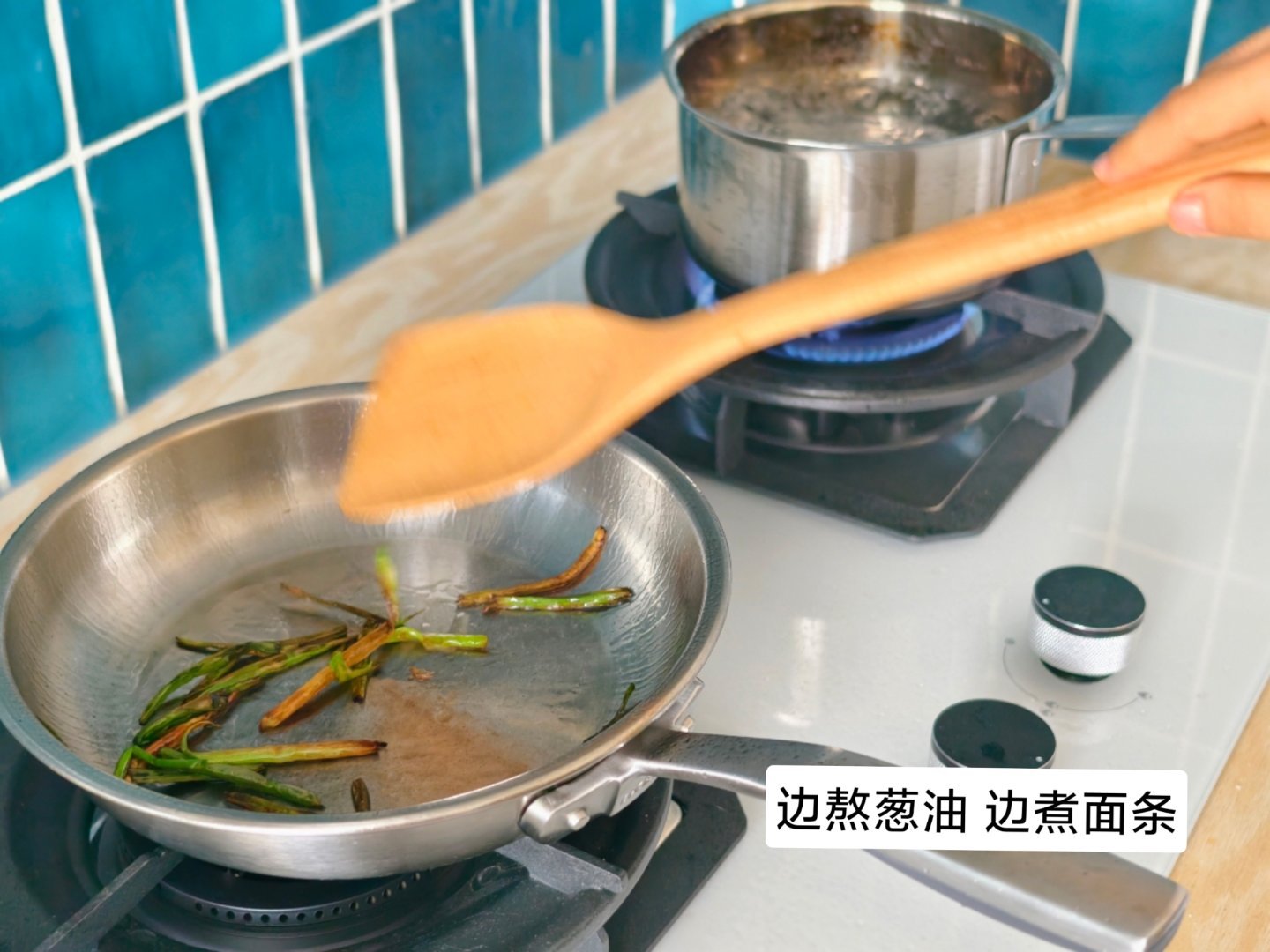 中午，大美给自己做了一碗葱油面，还真挺香。苹尝味道大美日常
