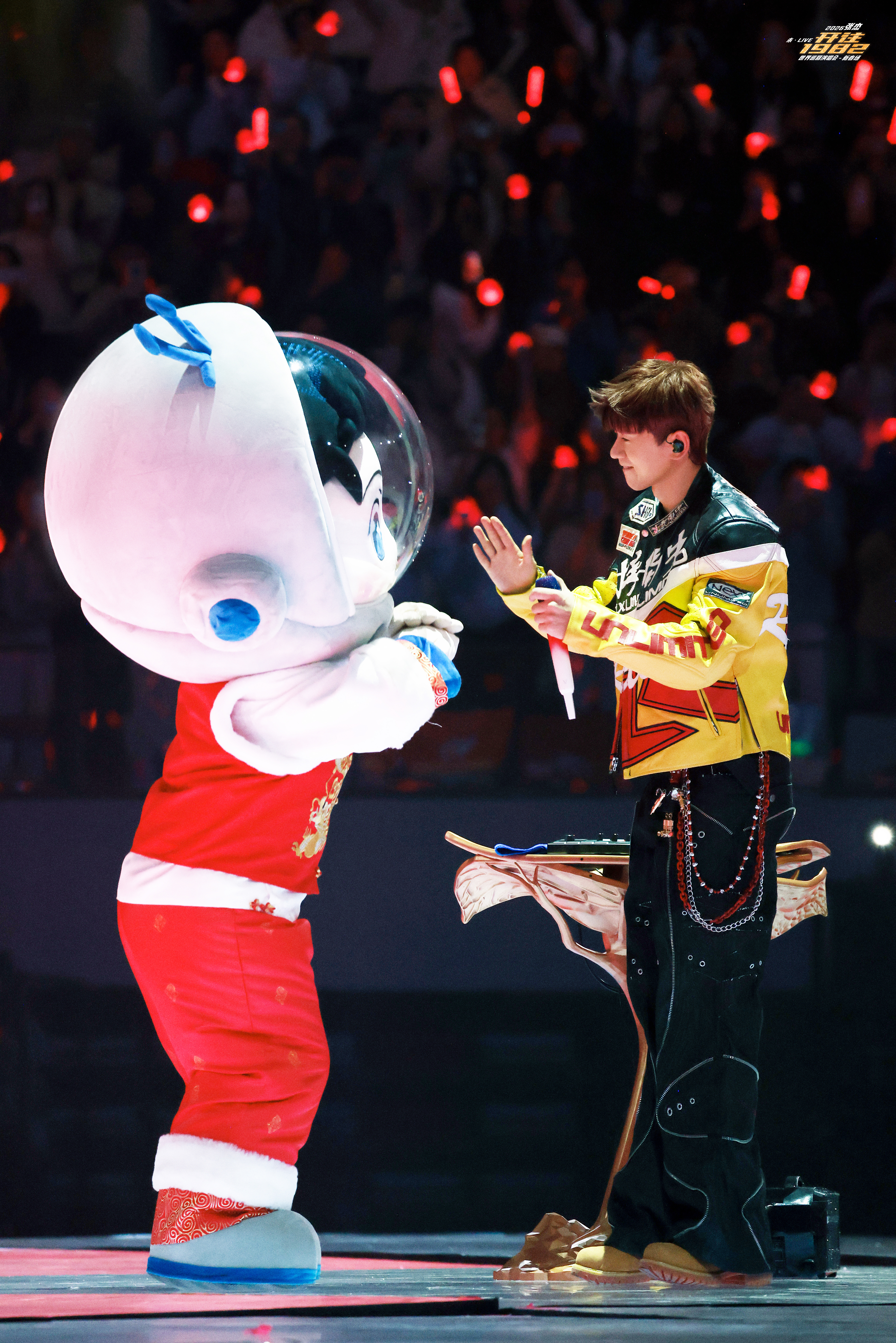 啊啊啊啊啊小斗你好喜庆呀咋这么可爱这个灯光照的我们斗斗也白白的 