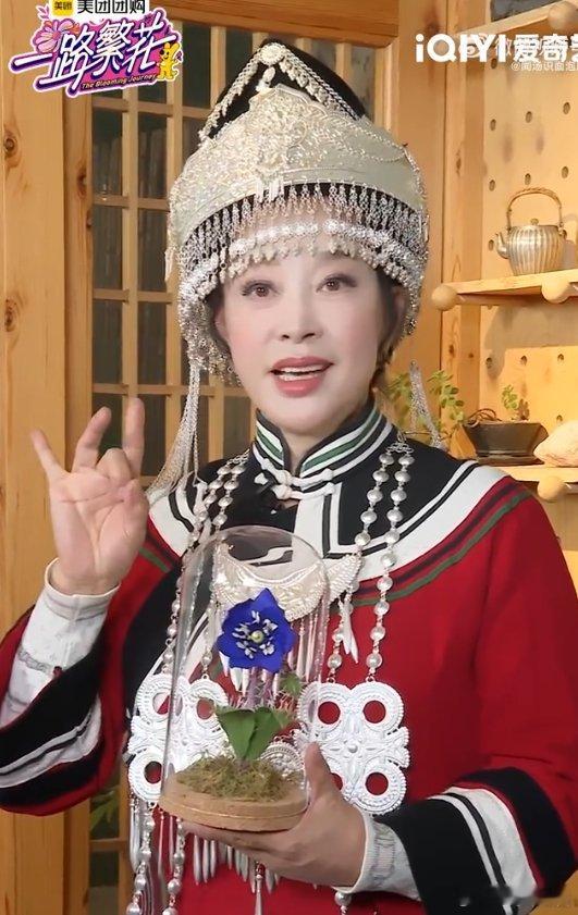 刘晓庆 70后精致女生  刘晓庆，70后的她是精致女生的楷模，精致妆容、漂亮造型