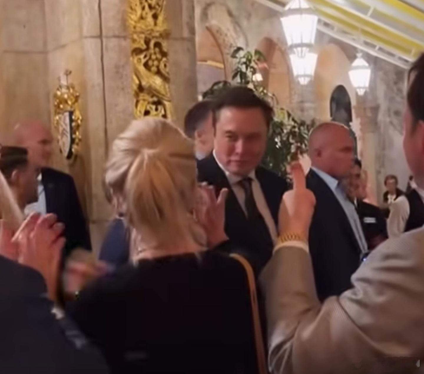 马斯克出席海湖庄园的宴会，看来与特朗普关系还行。 