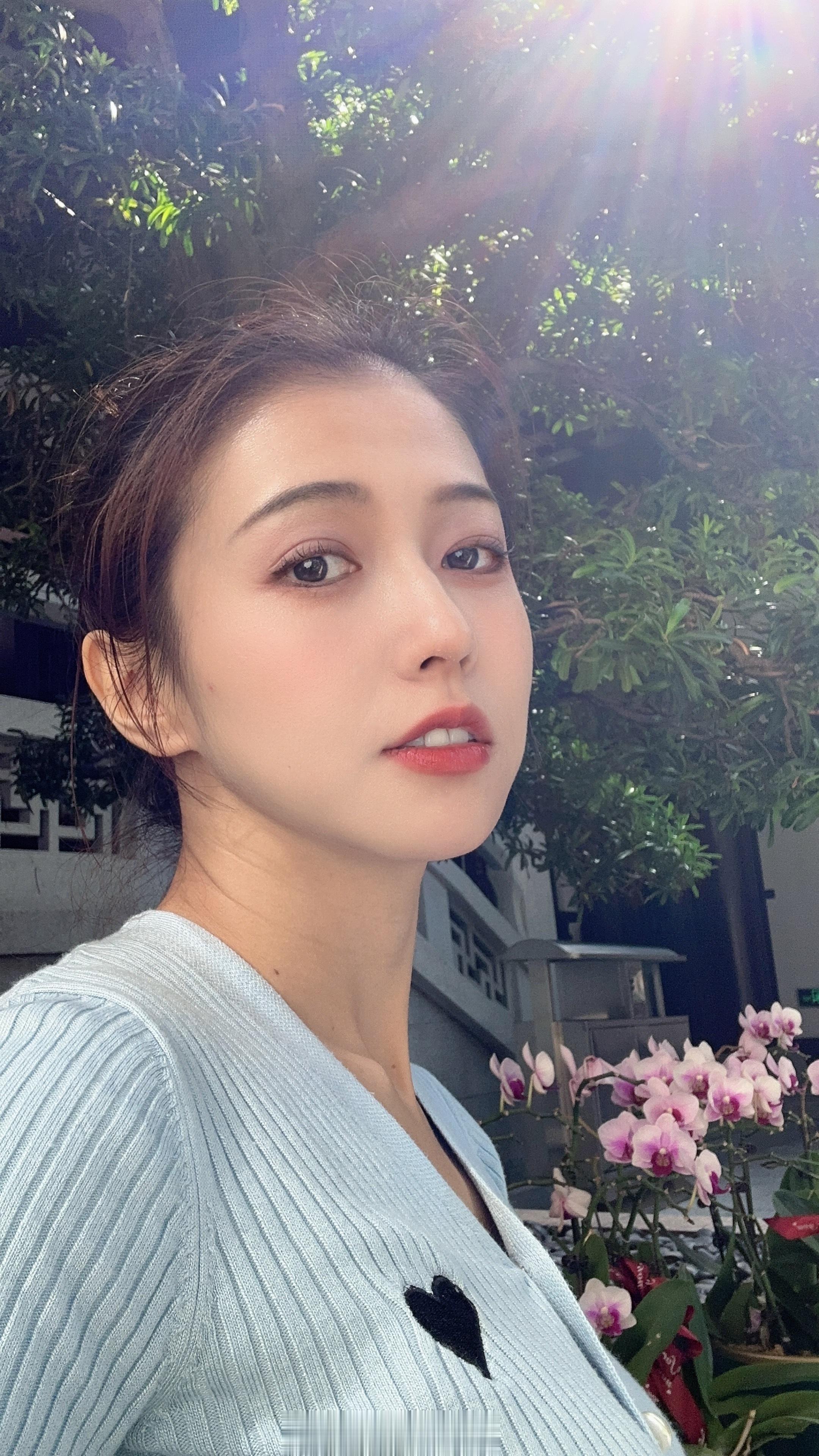 又来吸佛祖能量了[爱你]好爱去寺庙充电，磁场很好坐在树下和朋友聊天的感觉也很宁静