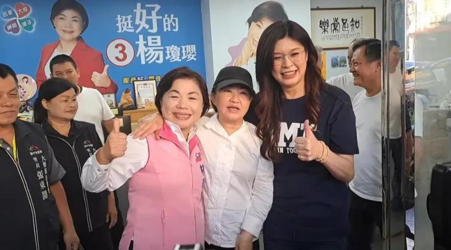 卢秀燕与郑丽文同框，高喊国民党加油，卢秀燕还对郑丽文说，丽文加油，爱你。

这是