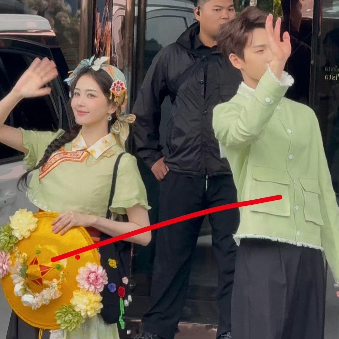 白鹿李昀锐跑男分一组白鹿李昀锐跑男情侣装路透 哈哈哈哈哈就是说白鹿这是来拆cp的