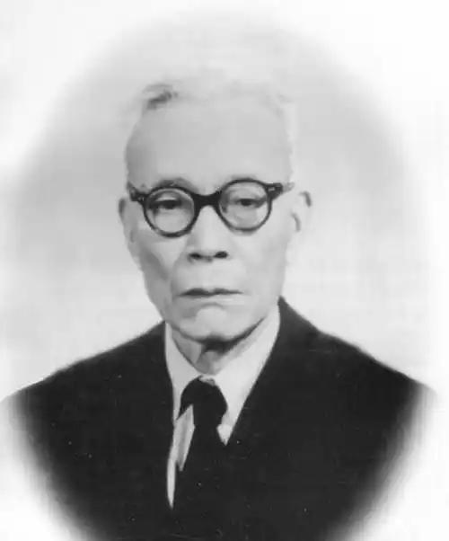 一段非常通透的话："男人好色，女人慕强，人的本性。女人上半身是诱惑，下半身是陷阱