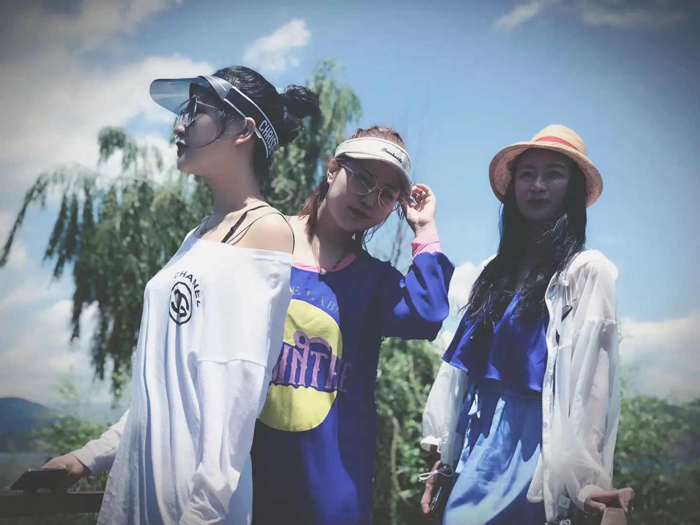 一辈子很短，要和懂你的人共处，要和利益的人拜拜，要和不懂是非的斩断，要...