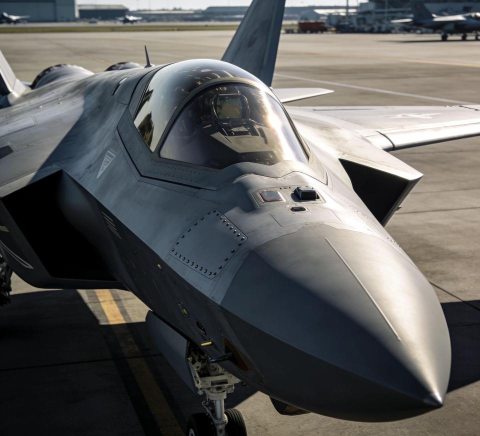 震撼的战斗机特写，感受科技的力量！🚀🔥那战斗机如同钢铁巨兽，每一处线条都透露