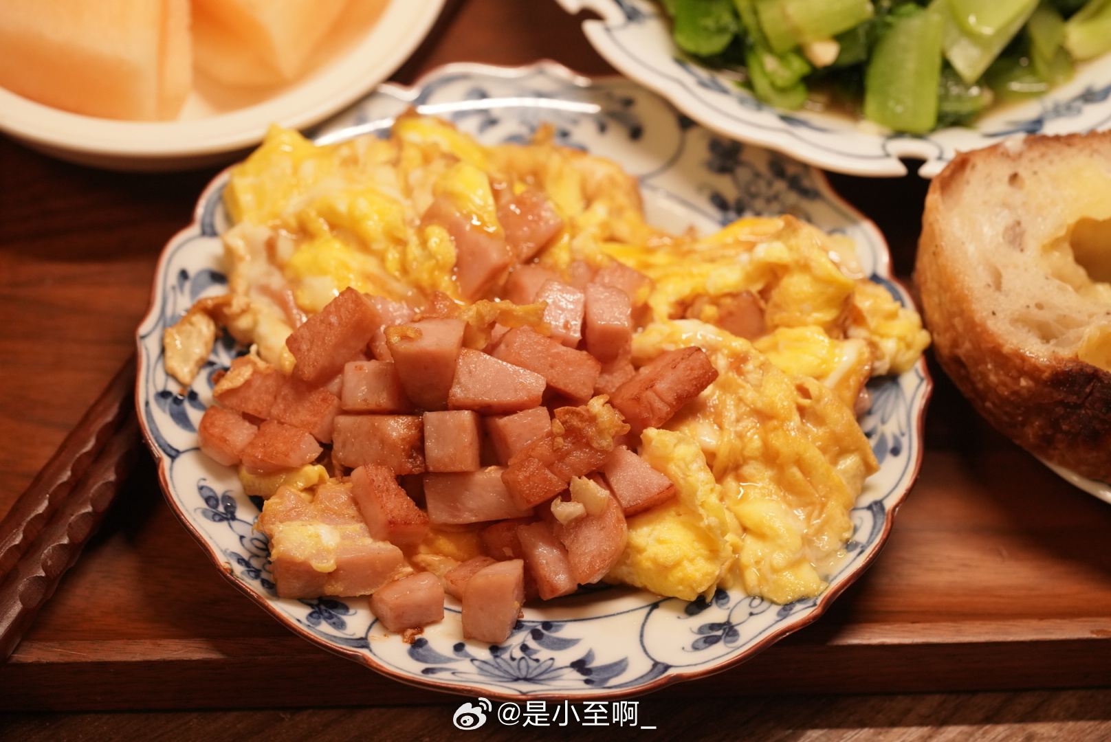 早午饭🍚乱七八糟组合到一起。炒了三个鸡蛋，加了点午餐肉。我发现王家渡的午餐肉热