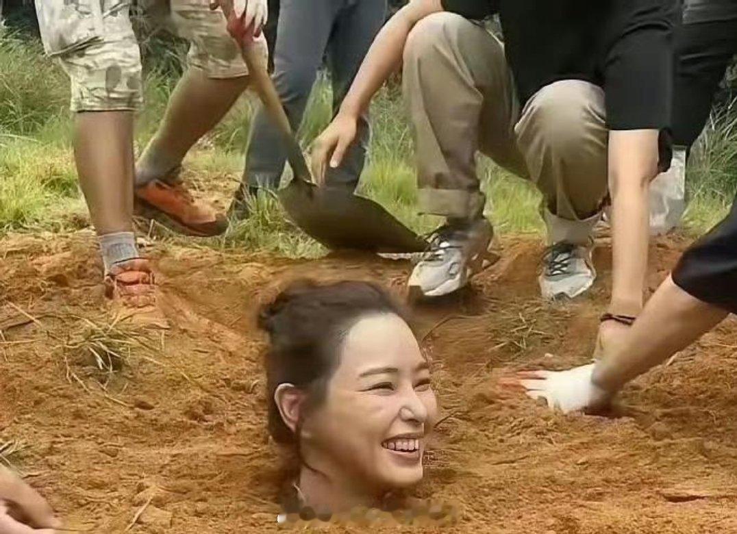以为演员拍这种戏，是真的被埋土里。没想到身体压根接触不到土！ 