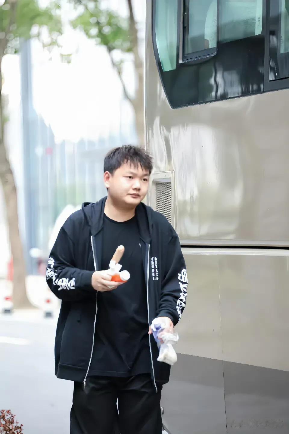 应该搞一档电竞综艺节目《教练请就问》
把BLG和JDG两队的教练对调，然后集训一