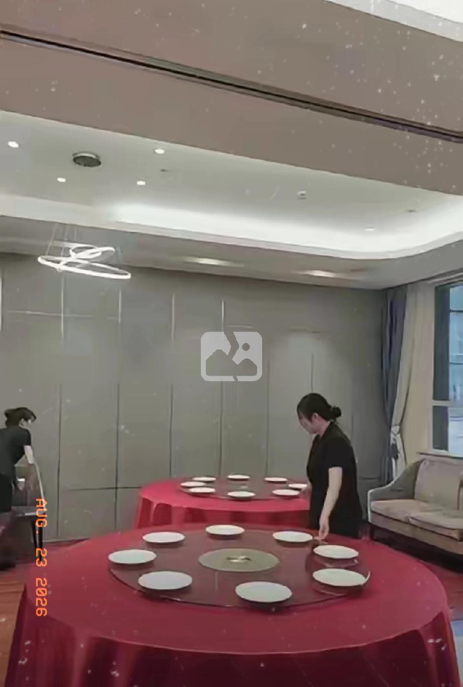 “火到人民日报了！”陕西西安，一饭店女员工利用空闲的时间既不刷手机，也不干活拖地