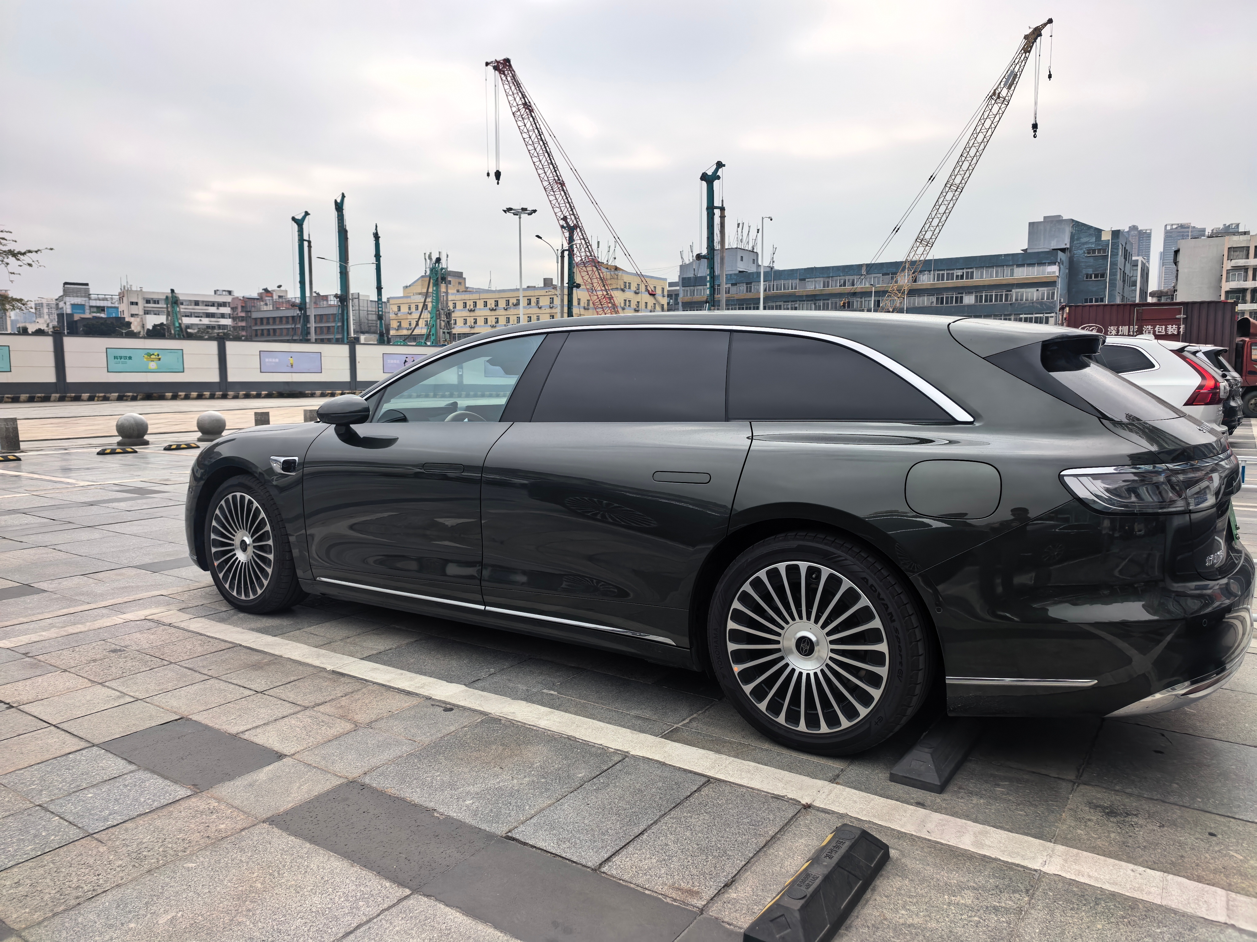 享界 S9T 可见度还是不错的，在深圳和杭州街头都能看到。 