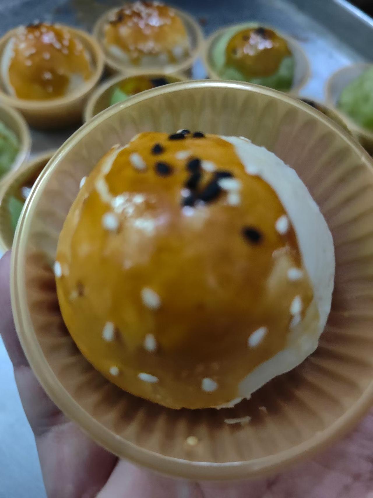 虽然知道吃月饼会长胖
但是新鲜刚出炉的
那种香味会让人无法拒绝
太诱惑了