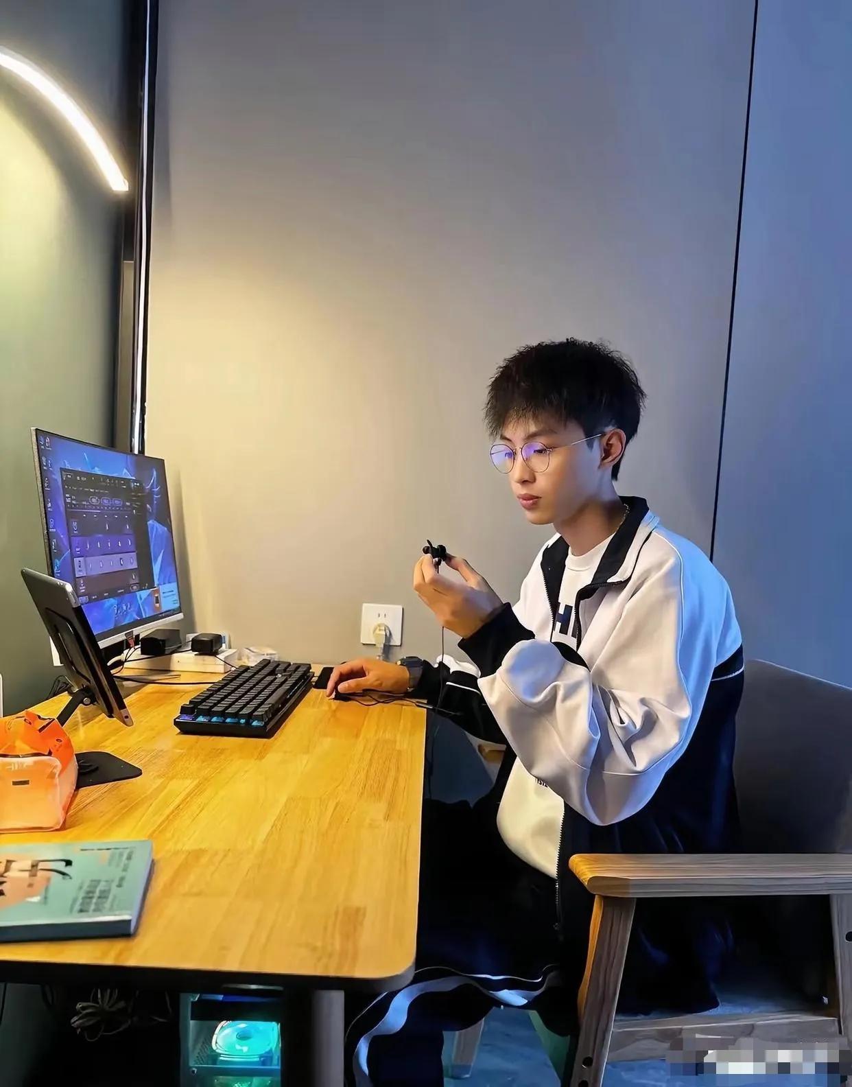 儿子绝食逼买iPhone，母亲答应后带他干了件事…结局谁都没想到！

---
