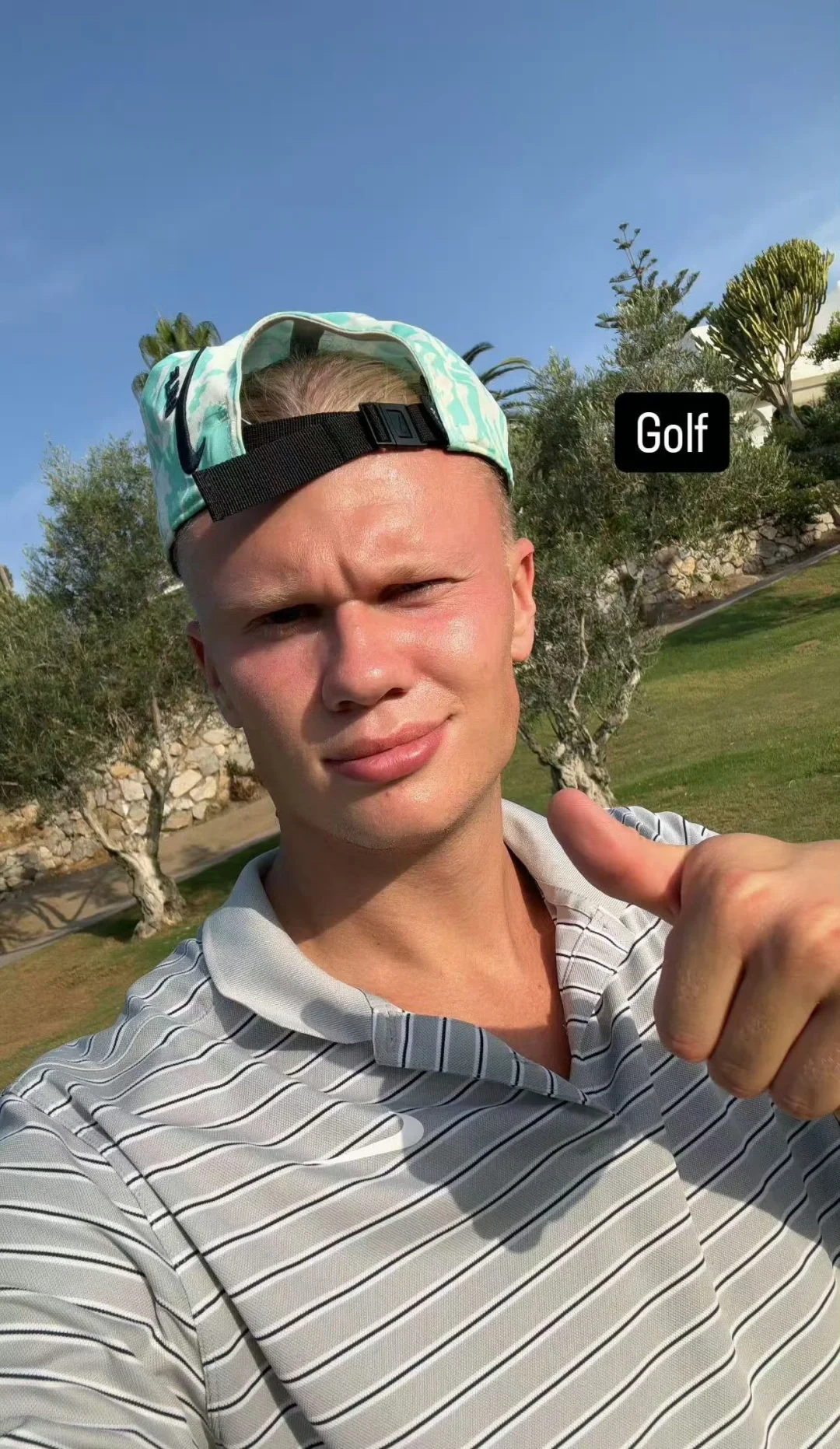 曼城前锋哈兰德陪着父亲老哈兰德去打高尔夫球⛳️，老哈兰德真是人生赢家...