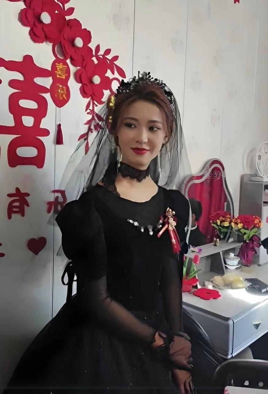 虽然很美，但还是建议不要在大喜的日子穿黑色礼服，这种感觉很不好。