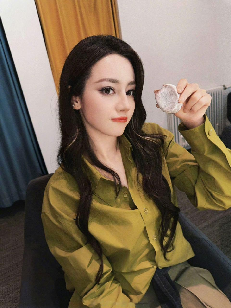 迪丽热巴晒奶皮子月饼迪丽热巴中秋吃奶皮子月饼迪丽热巴晒奶皮子月饼～迪丽热巴[超话