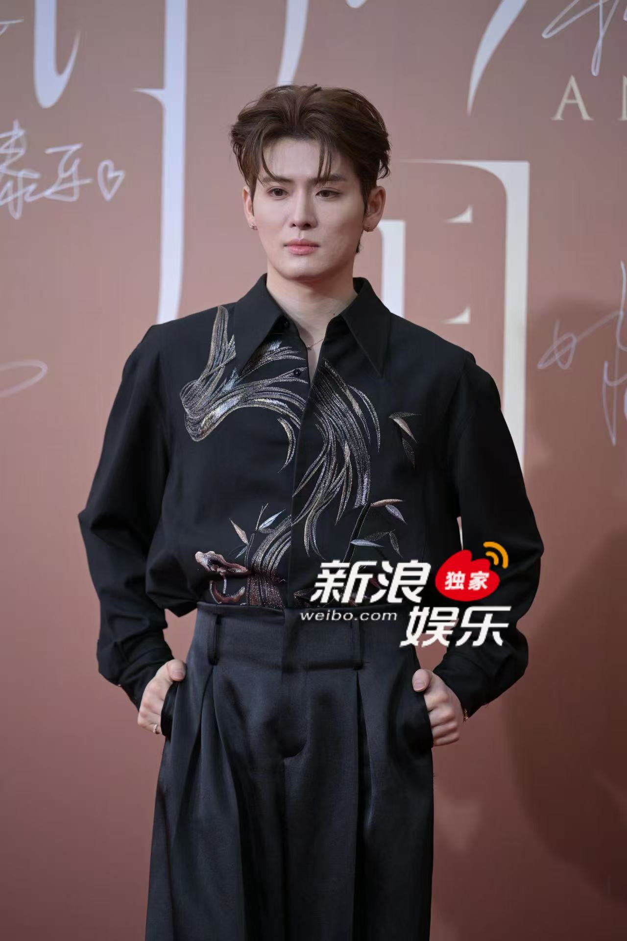 力丸亮相中国时尚产业盛典力丸黑金套装 一身黑金花纹套装亮相中国时尚产业盛典！ ​
