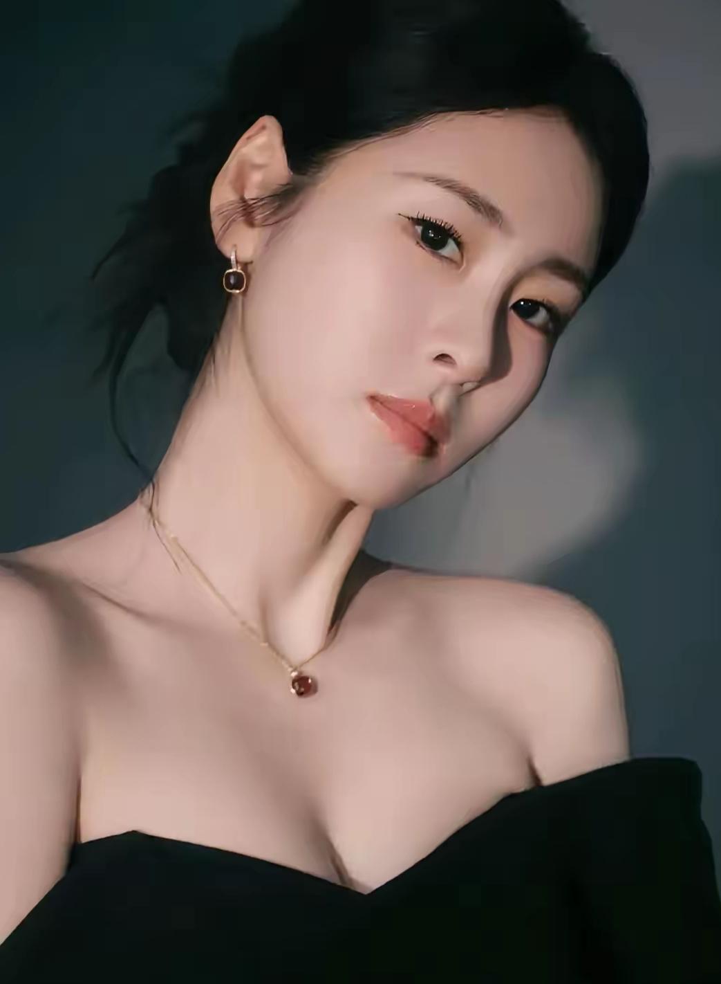 张碧晨傲人身材凸显女人味，37岁傲人胸线浑然天成，太惊艳……

张碧晨高透薄纱黑