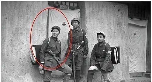 1937年，马家军押解一队西路军女俘虏去青海。途中休息时，一匪兵警惕地朝周围看了