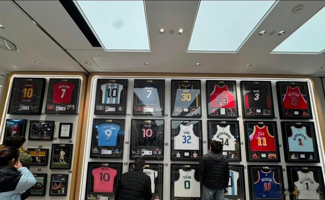 梅西和icons合作，icons和商场合作，哪个字看不懂？