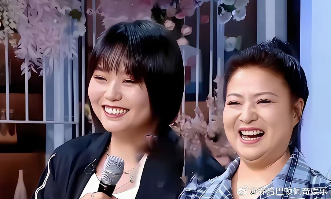 李雪琴妈妈还挺时尚的，而且比她长得漂亮。李雪琴妈妈贾凤春原是辽宁铁岭某医院的行政