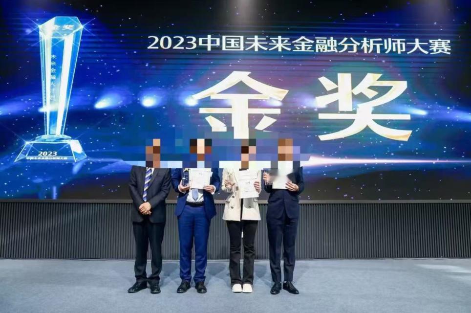 投资这路，责任和荣耀，都是实打实的光周末站在办公室荣誉墙跟前，瞅着那些奖状奖杯，