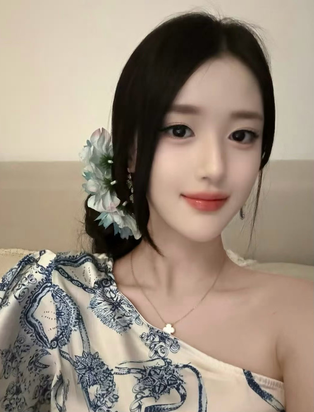 感觉可以拍个立绘出逃计划（在韩版🦋cr.诗者小莹 ​​​