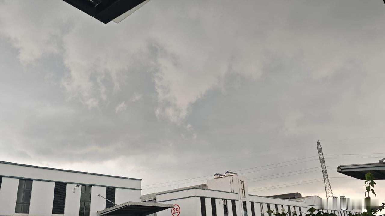 越南最近老是下雨，气温也没有降多少，对于我们生产的厂子来说，有太多的麻烦事。
首