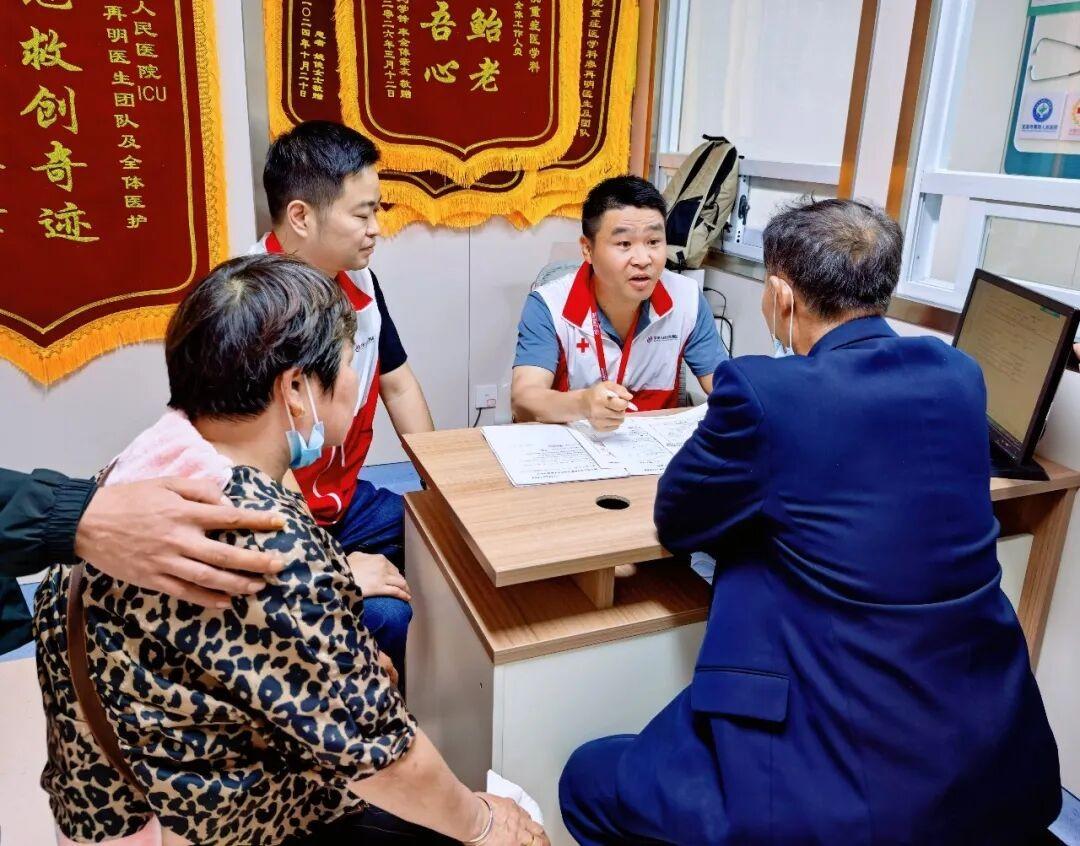 “向他致敬！”5月27日报道，湖北枝江63岁的母亲廖玉梅提起刚离世的儿子淡江波，