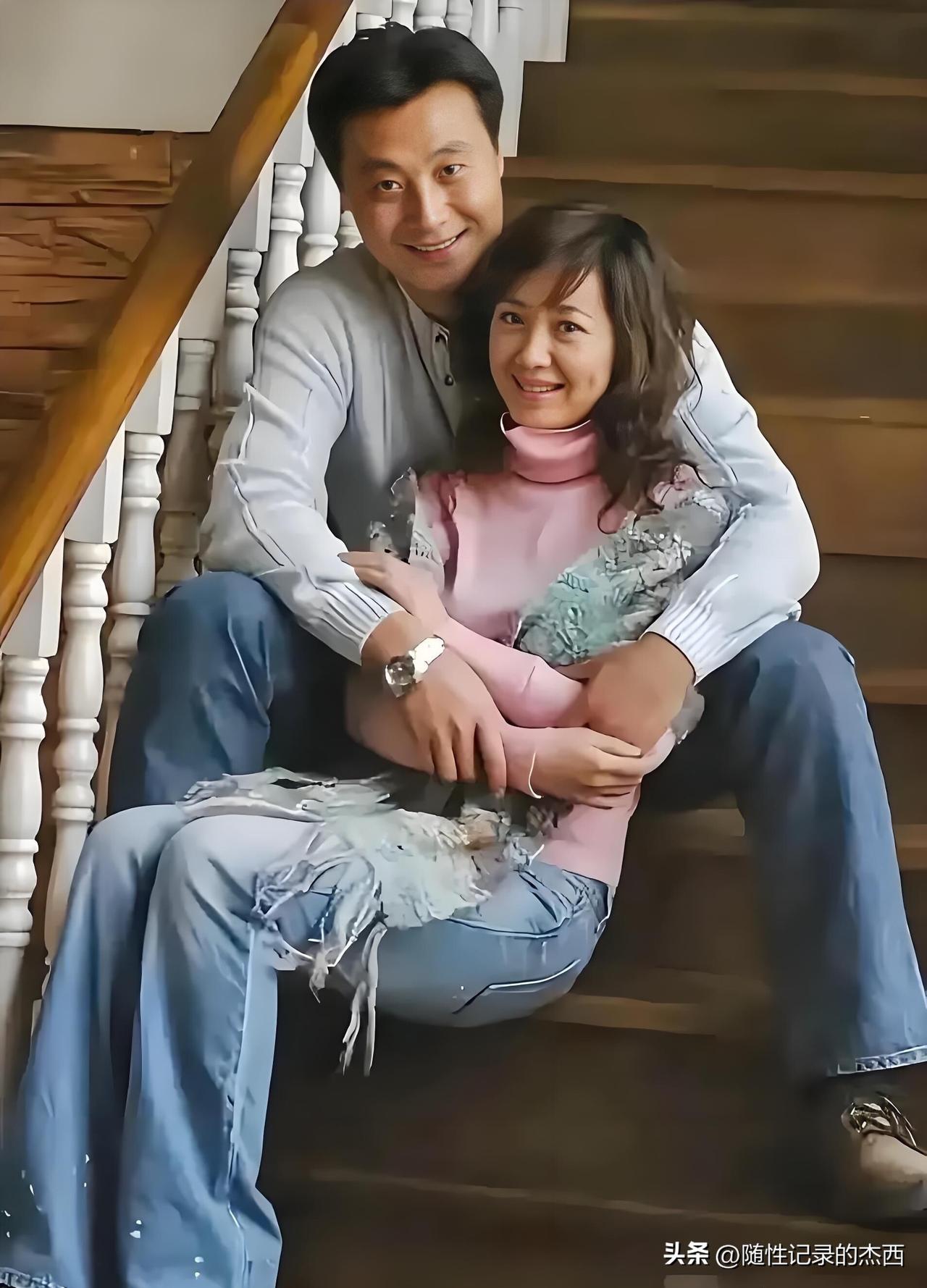 原来黄蕾的老公是他，真的是帅气十足，气宇不凡，看起来身高在180以上的吧，气质出