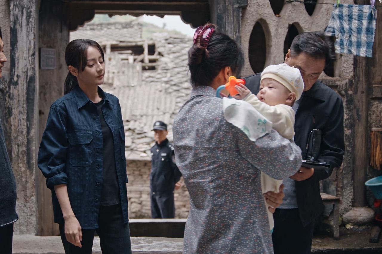 邓妍（迪丽热巴 饰）假扮人口普查员潜入偏远村庄，凭借敏锐观察锁定买家柳红梅家，成