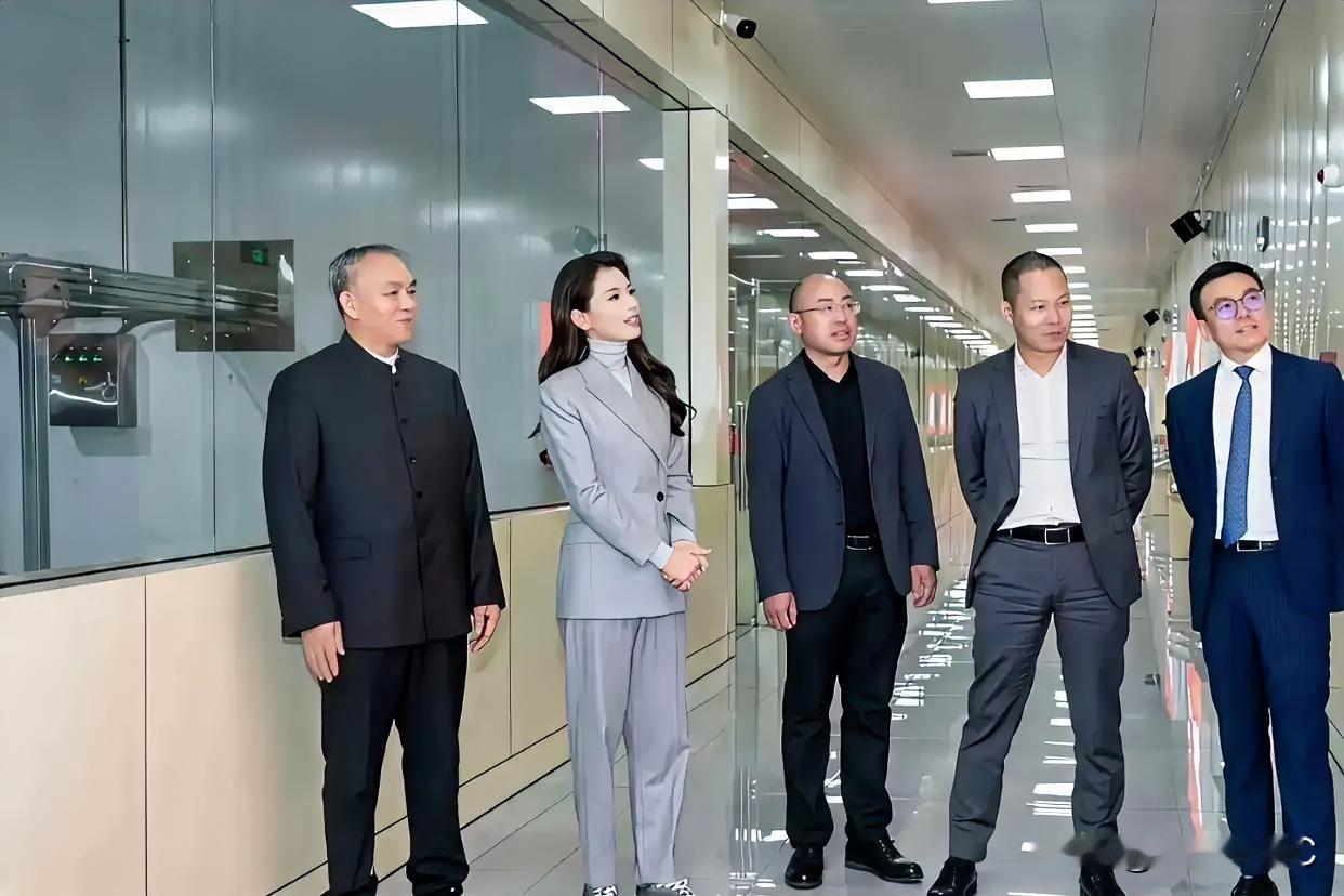 集卡领红包下面照片的刘涛这是当了领导了吗？正在视察工作，这应该不是现实中刘涛，这