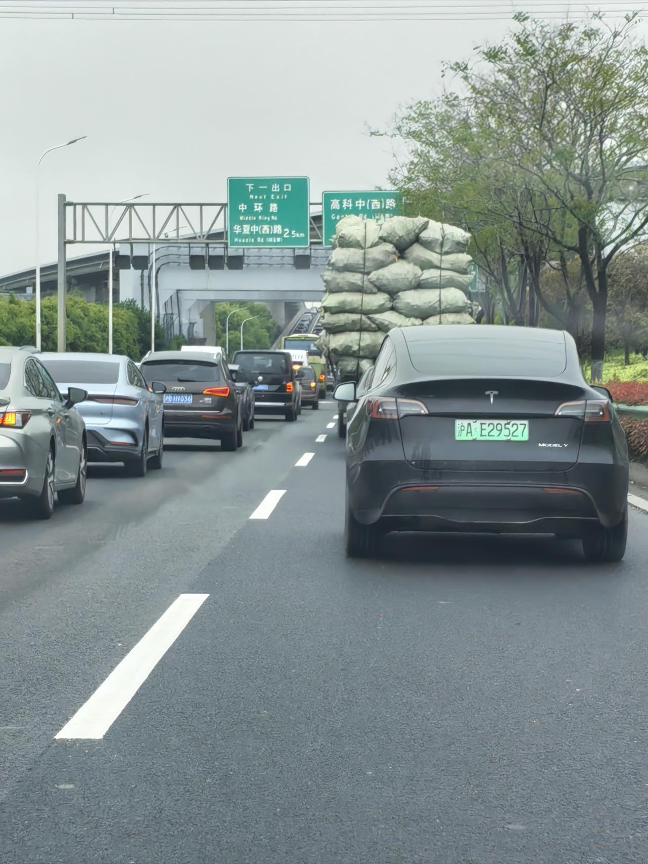 上海的罗山路快速路，应该禁止大车通行
晒图笔记大赛上海货车超载 
由于工作原因，