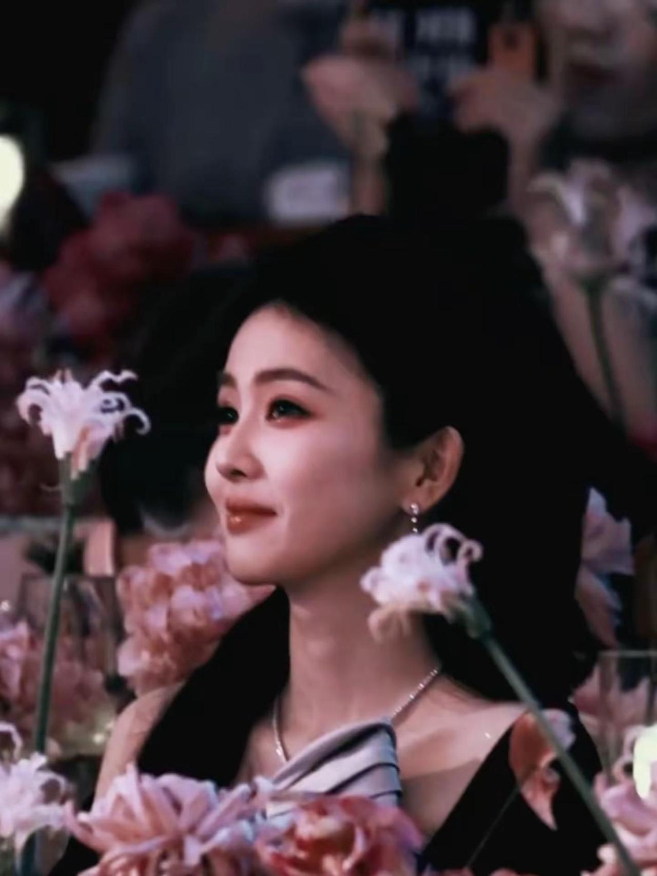 “抬眸 盯着你看” 你受的了？白鹿抬眸一笑 美貌暴击 看我眼睛