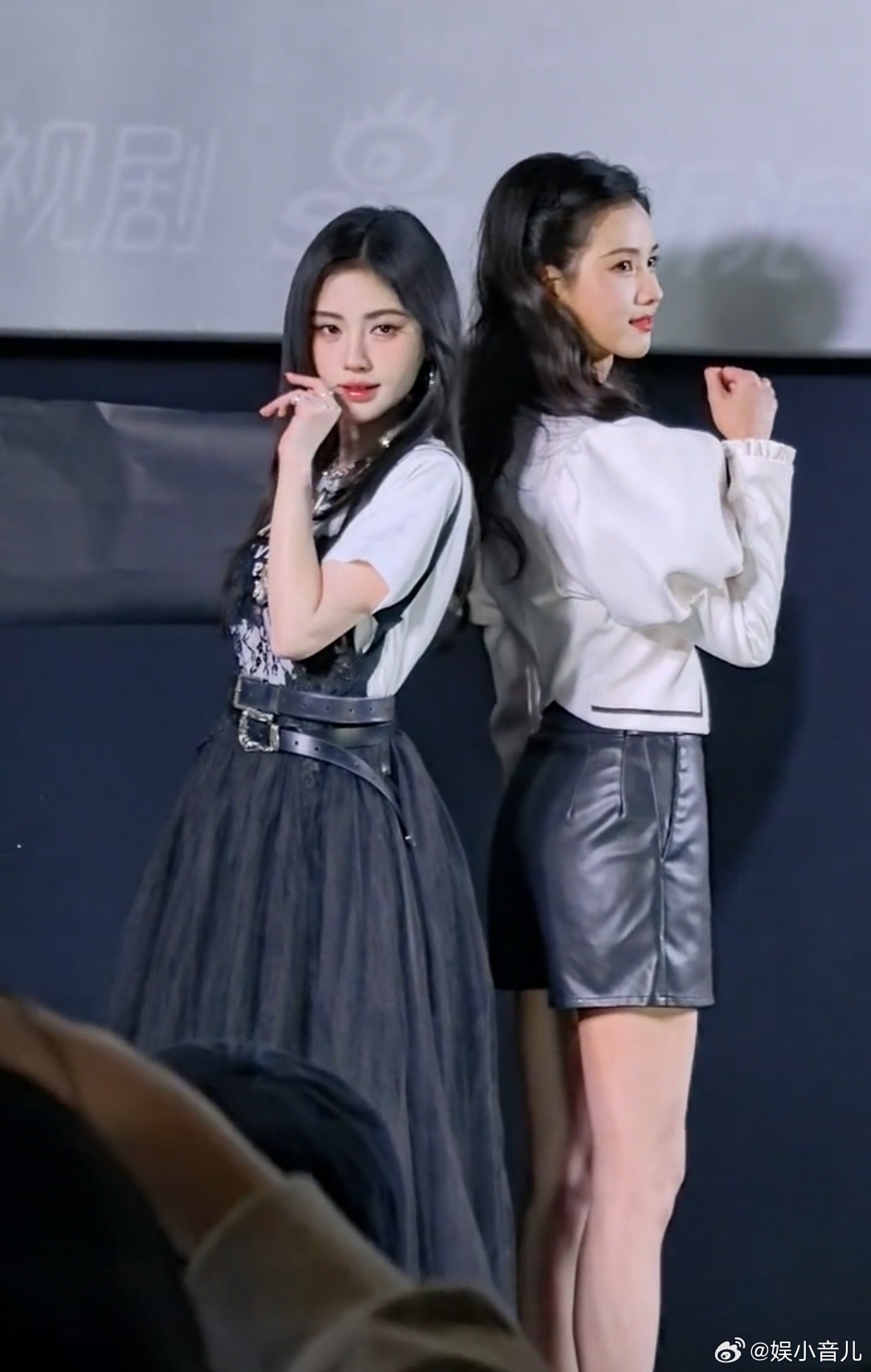 鞠婧祎首次参加追剧团谁懂这种自然的可爱！第一次参加也不怯场，跟着大家一起玩，手势