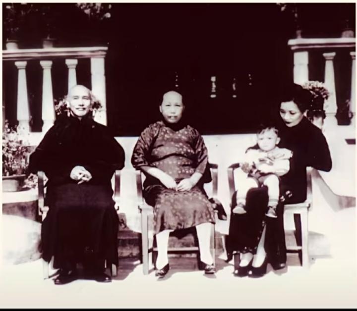 这是一张极罕见的老照片！
    1937年春，蒋经国携全家从苏联回到老家溪口。