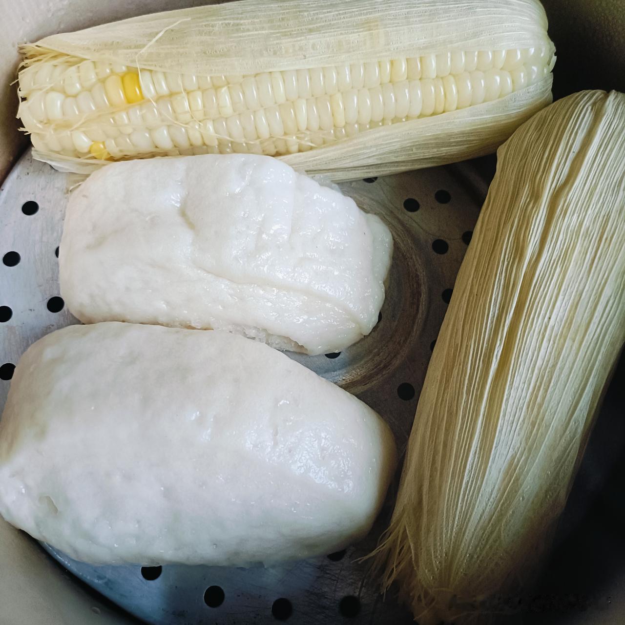 今天的早餐：馒头，玉米，百合莲子绿豆粥。

这粥是昨天我熬的，剩下一点，我以为老