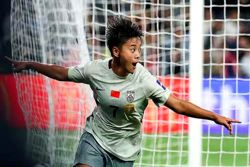 谁能想到，压了中国女足20年的老对手朝鲜，这次被干翻了。
 
上半场32分钟朝鲜